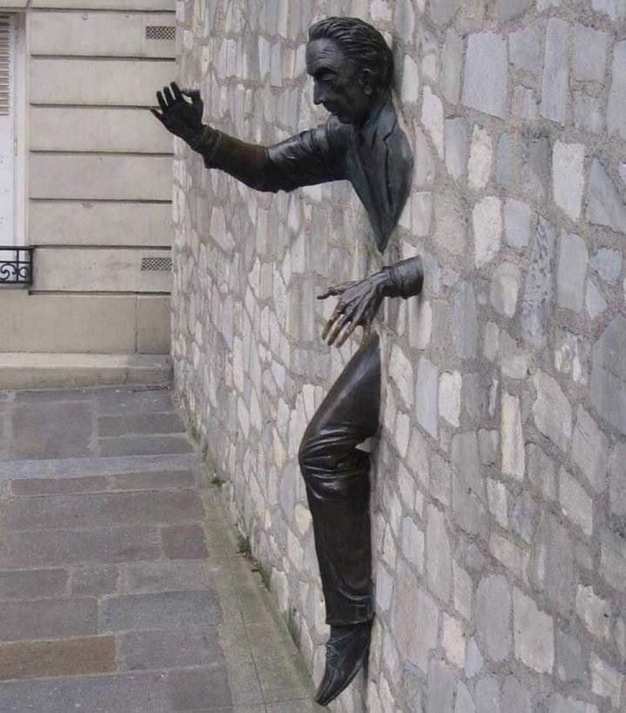 "الإنسحاب جُبْن إلا في ثلاثة مواضع :
١- الإنسحاب من نقاش عقيم لا نتيجة له.
٢- الإنسحاب من علاقة رديئة لا مستقبل لها.
٣- الإنسحاب من مكان لا يعرف أهله قيمتك. "