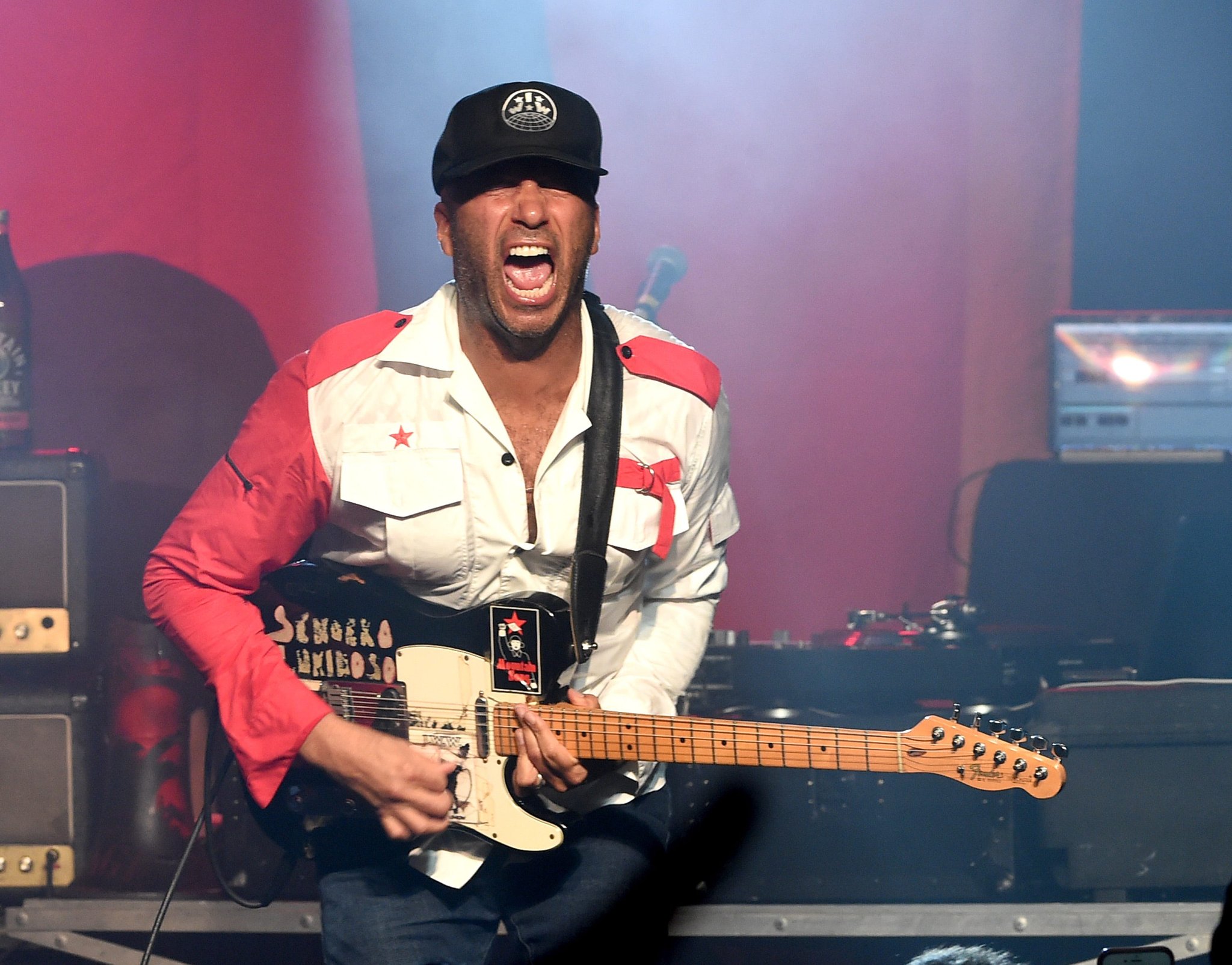 Happy Birthday to Tom Morello!! And here\s to more years to come! 