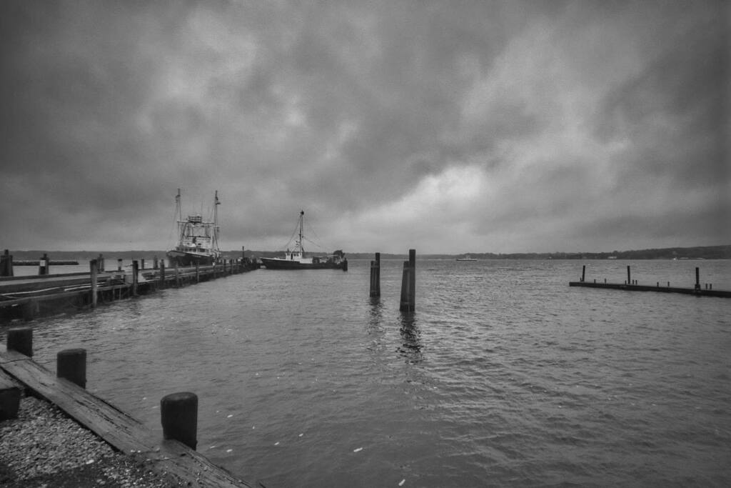 Greenport Harbor.
.
#blackandwhite #blackandwhitephotography #seascape #clouds #peconicbay #greenportharbor #greenport #greenportny #fishingboat #pier #longisland #northfork #northforklongisland #nofo instagr.am/p/CPgotGOniTQ/