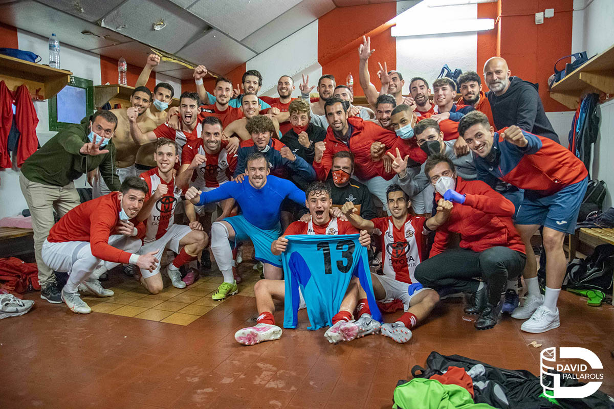 UEVic_'s tweet photo. ➕3️⃣🔥🍍

#SomUEVic 🔴⚪
#1cat1 #futbolcat

📷 @davidpallarols https://t.co/iZ3ckTRaA1