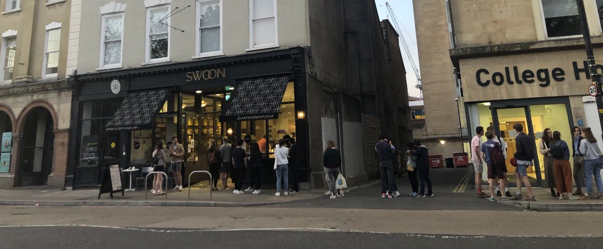 Love the fact the queue ⁦<a href="/SwoonGelato/">Swoon Gelato</a>⁩ is bigger at 9.20pm than 2.20pm!