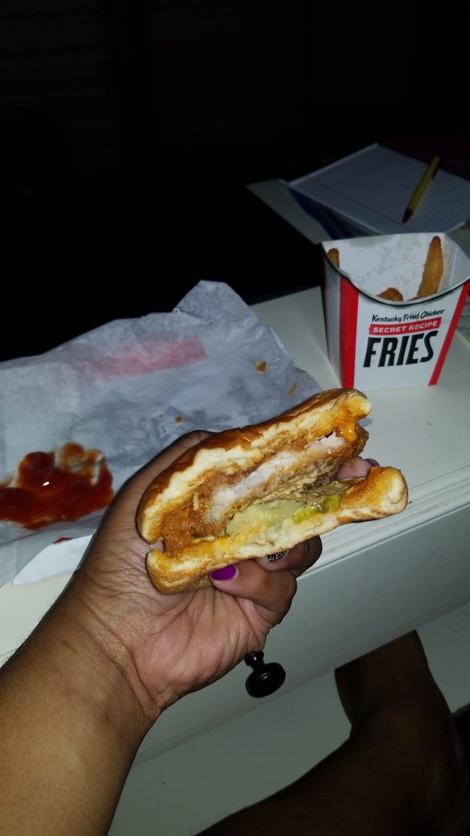 glacierdeuce's tweet photo. @kfc how do you enter the wars with this? Come on. I expected more from yall friends. Smh https://t.co/jLIZri7PUz