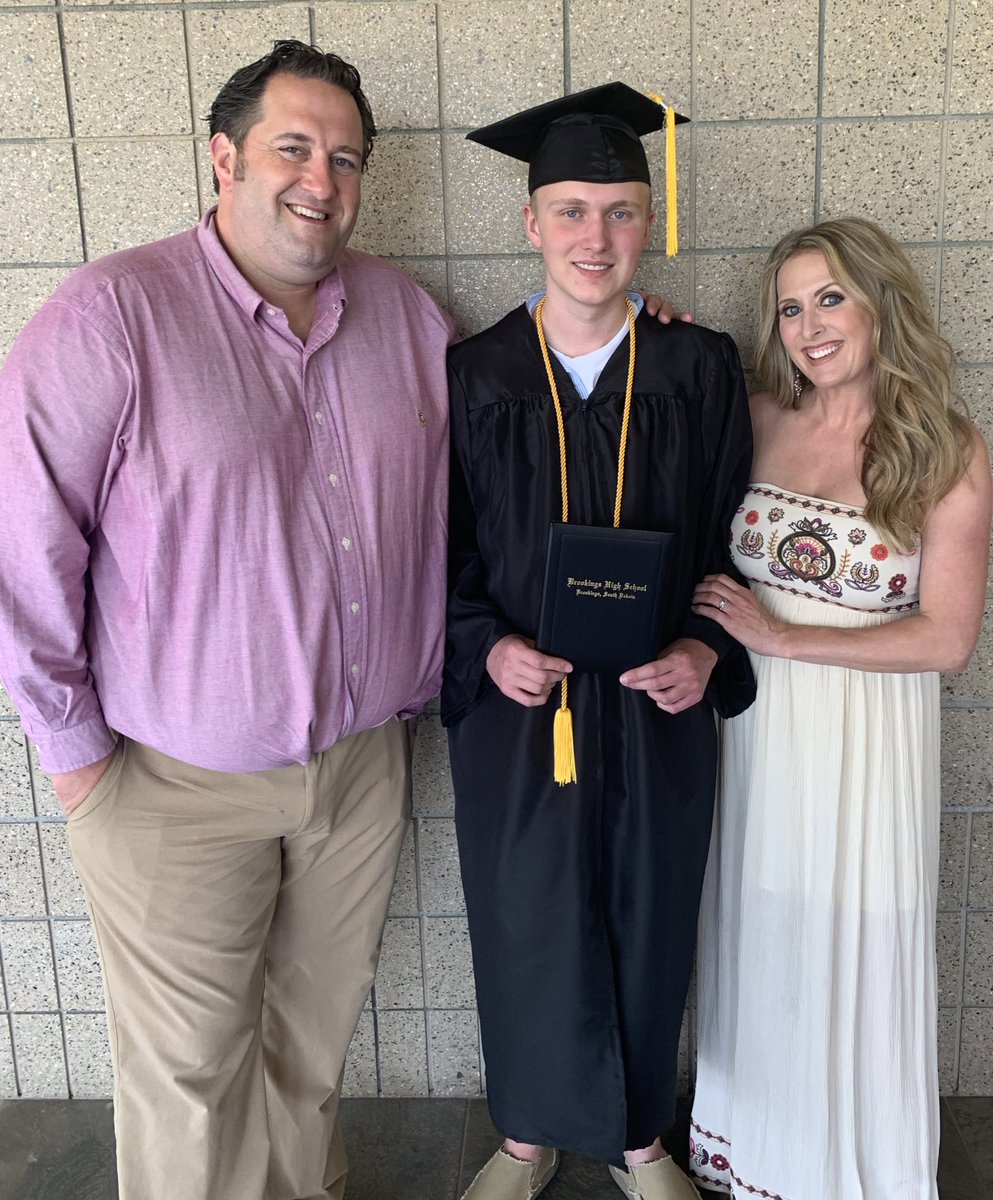 BeautyBabesBall's tweet photo. HE DID IT!!!❤️🎓👦🏼🖤
#ohtheplacesyoullgo #graduation #graduate #proudmom #quentindolan #momlife #momof5 #bhsgraduation #classof2021 #firstborn #lovehim @Coach_Eck @quentin_eck @jaxtonjay https://t.co/ODT7yWhoCz
