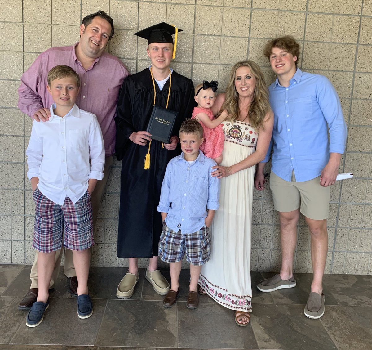 BeautyBabesBall's tweet photo. HE DID IT!!!❤️🎓👦🏼🖤
#ohtheplacesyoullgo #graduation #graduate #proudmom #quentindolan #momlife #momof5 #bhsgraduation #classof2021 #firstborn #lovehim @Coach_Eck @quentin_eck @jaxtonjay https://t.co/ODT7yWhoCz