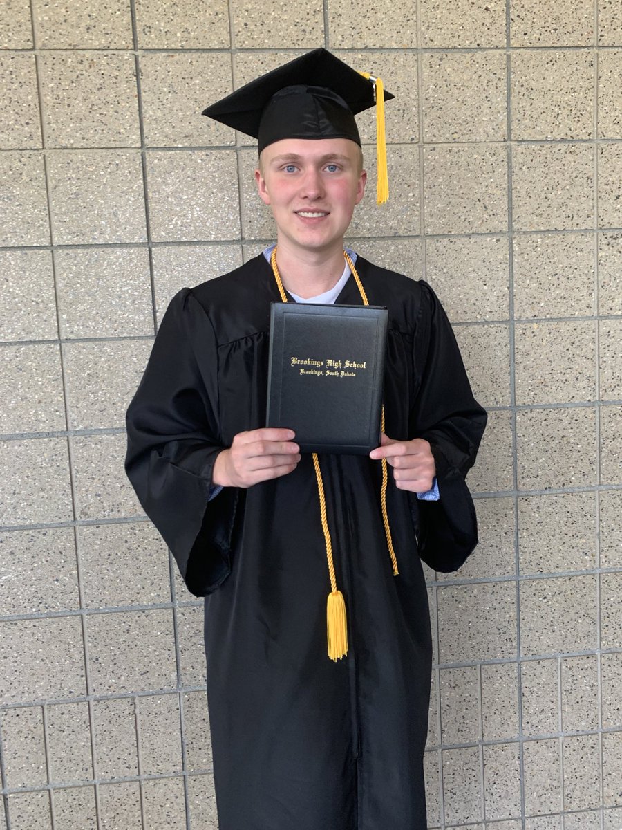 BeautyBabesBall's tweet photo. HE DID IT!!!❤️🎓👦🏼🖤
#ohtheplacesyoullgo #graduation #graduate #proudmom #quentindolan #momlife #momof5 #bhsgraduation #classof2021 #firstborn #lovehim @Coach_Eck @quentin_eck @jaxtonjay https://t.co/ODT7yWhoCz