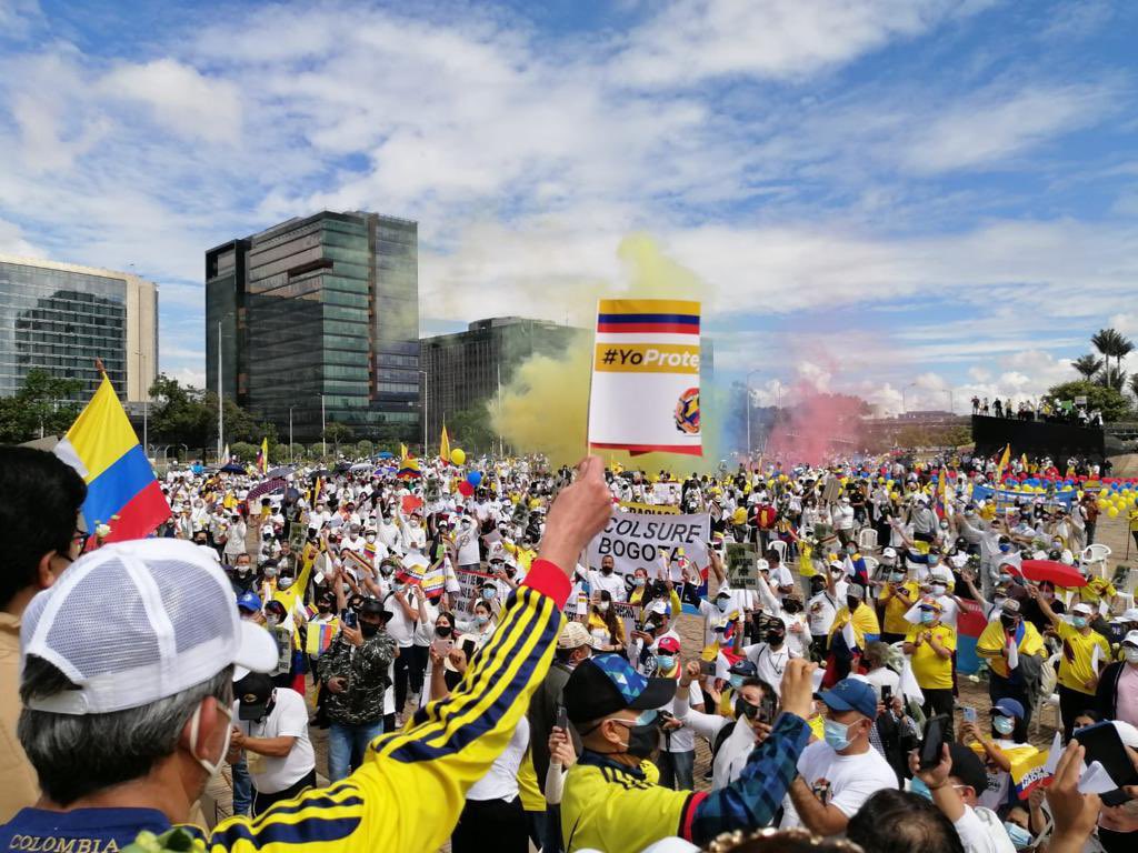 Miles de bogotanos decimos NO a violencia, NO a bloqueos.

Respaldamos a sector productivo y comerciantes para generar y proteger el empleo.

Respaldamos a fuerza pública en el marco de los DDHH.

Queremos un país de oportunidades, sin pobreza y sin desigualdad.
#YoProtejoMiPais