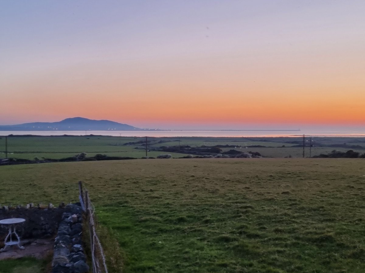 swearingbudge's tweet photo. @AngleseyScMedia #anglesey #holyhead not a bad view this week. https://t.co/pG1UDQRiaF