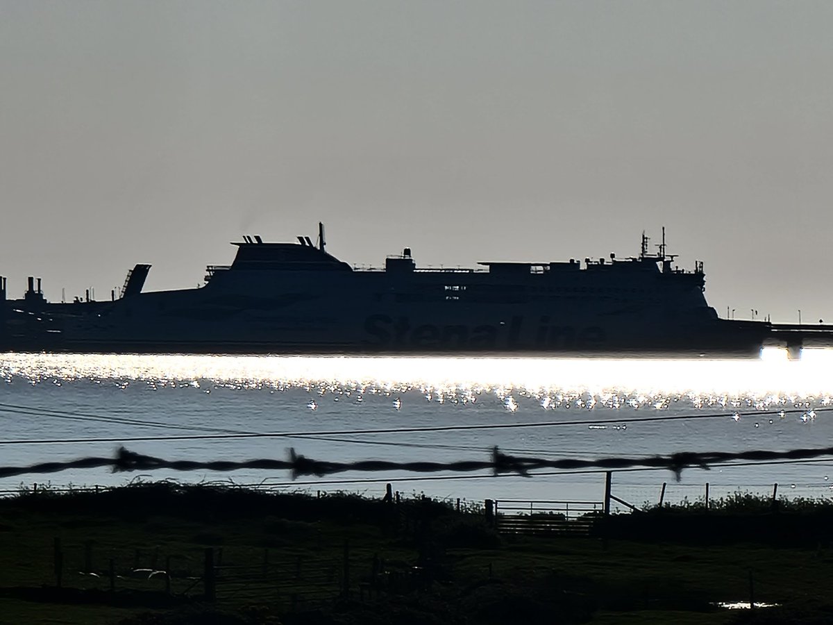 swearingbudge's tweet photo. @AngleseyScMedia #anglesey #holyhead not a bad view this week. https://t.co/pG1UDQRiaF