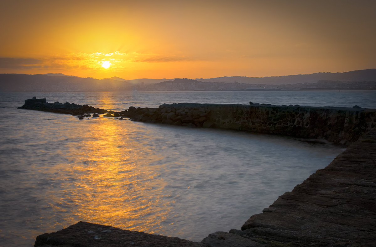 nachobc2001's tweet photo. Cuando el sol rompe las rocas https://t.co/1NpFWwpC75