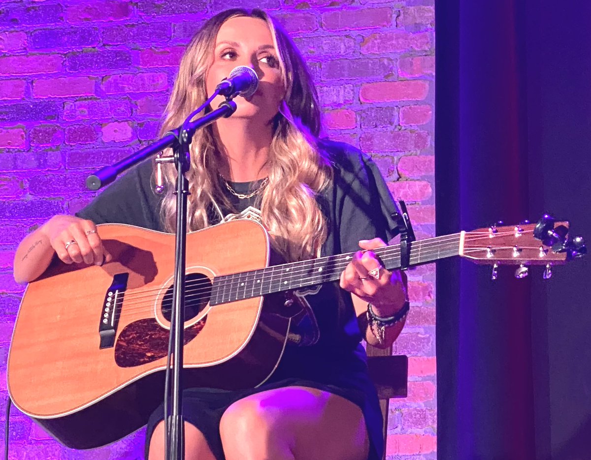 profheller1's tweet photo. “Beauty &amp; the Beast” tour hits #Nashville with @carlypearce @lindsayell @philbartonmusic THANK YOU🥇.⭐️⭐️⭐️evening w/ ❤️felt songs 🎼&amp; stories+Phil’s comic😂 relief. Music🎤 is BACK😊
✔️Out amazing Illuminated, 3D Art at https://t.co/nhewEDJvog
Lindsey, purple 🎸@LizRoseMusicPub https://t.co/DNo3J0rz5o