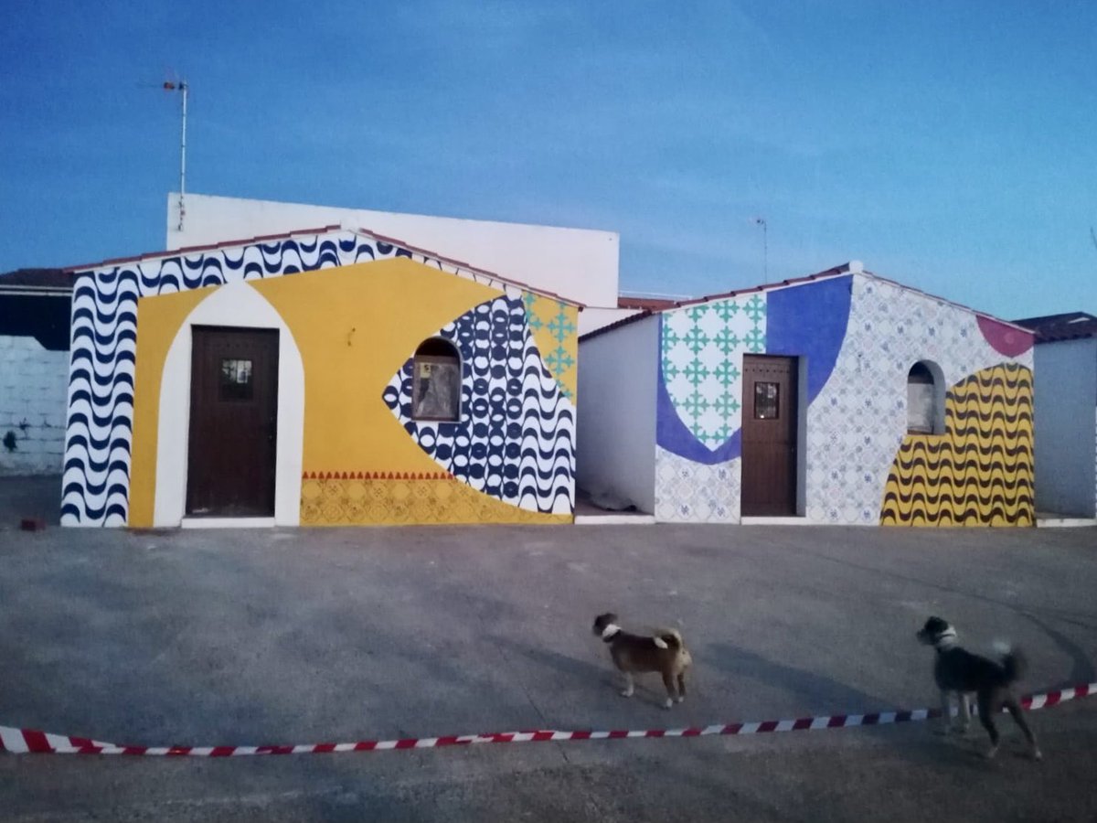 SinpasARTE's tweet photo. La artista @IsabelFloresArt ha realizado en #Salorino un mural como parte de la programación de #MuroCrítico para el proyecto de @DipprovCaceres que tiene como objetivo impulsar el diálogo entre el arte, la sensibilización y la identidad rural. 

#ruralart #streetartfestival https://t.co/pHfdskLXFp