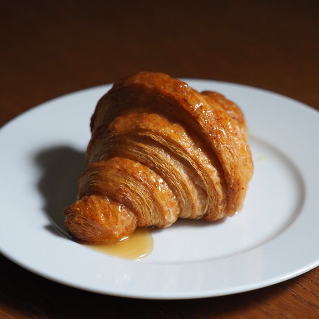 imfuine's tweet image. 🥐+🍯=😋

Perfect fare for a cold, rainy Sunday - a toasty warm @breadboard_bakery croissant, topped with #ChamplainValleyApiaries honey!