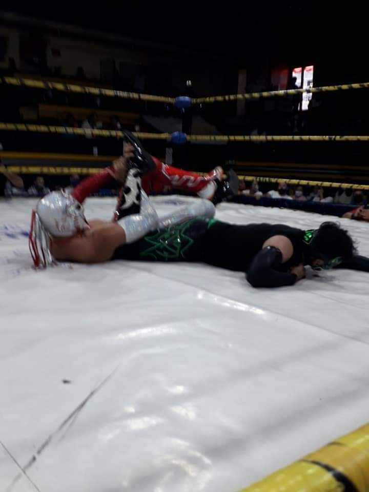 LaTijeraLucha's tweet photo. Arrancan las acciones en #ArenaNaucalpan, como ya es una costumbre la primera lucha bien trabajada en el cuadrilátero con dos jóvenes que demostraron garra, potencia y buenos castigos, al final se impone #Voltrex con una severa desnucadora con paquete sobre #NoicyBoy...
#latijera https://t.co/dE0ogJKfzJ