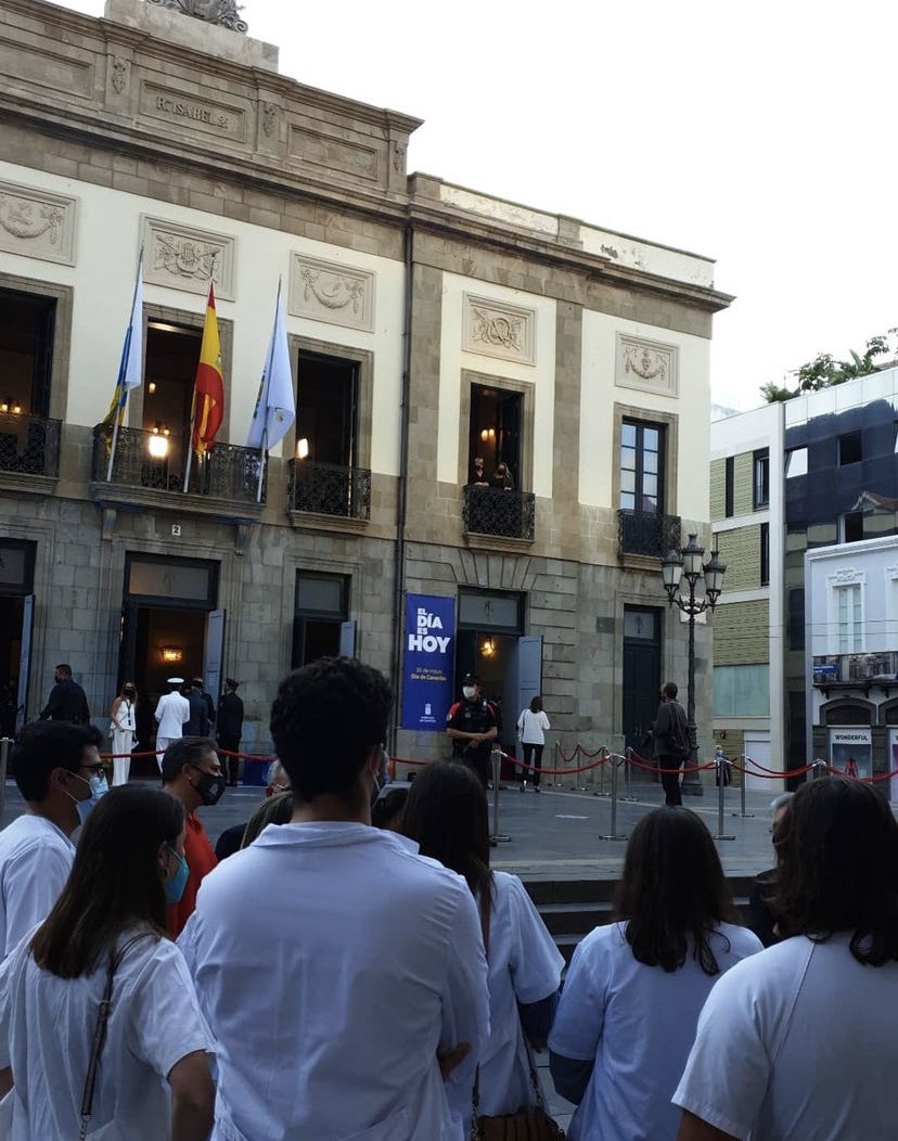 FSEunida's tweet photo. Hace pocos minutos un grupo de opositores ha estado en Tenerife esperando a la Ministra Darias a la salida de un acto. Nos informan que ha salido por la puerta de atrás y unos 20 agentes de policía han formado un cordón impidiendo el paso a los sanitarios. Batas al suelo. https://t.co/zFFJGthI11