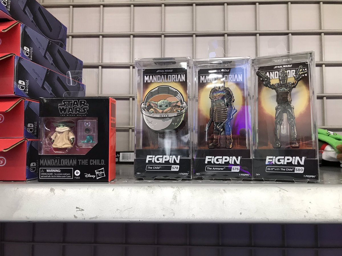 CollectCantina's tweet photo. Spending the weekend on #CapeCod and found these while out and about. Target had two #ClonePilotHawk #BlackSeries figures, both with creased card backs. 👎 first time I’ve seen the Hoth Luke/Endor Han TVC wave on the pegs. https://t.co/q9EjFwvMfF