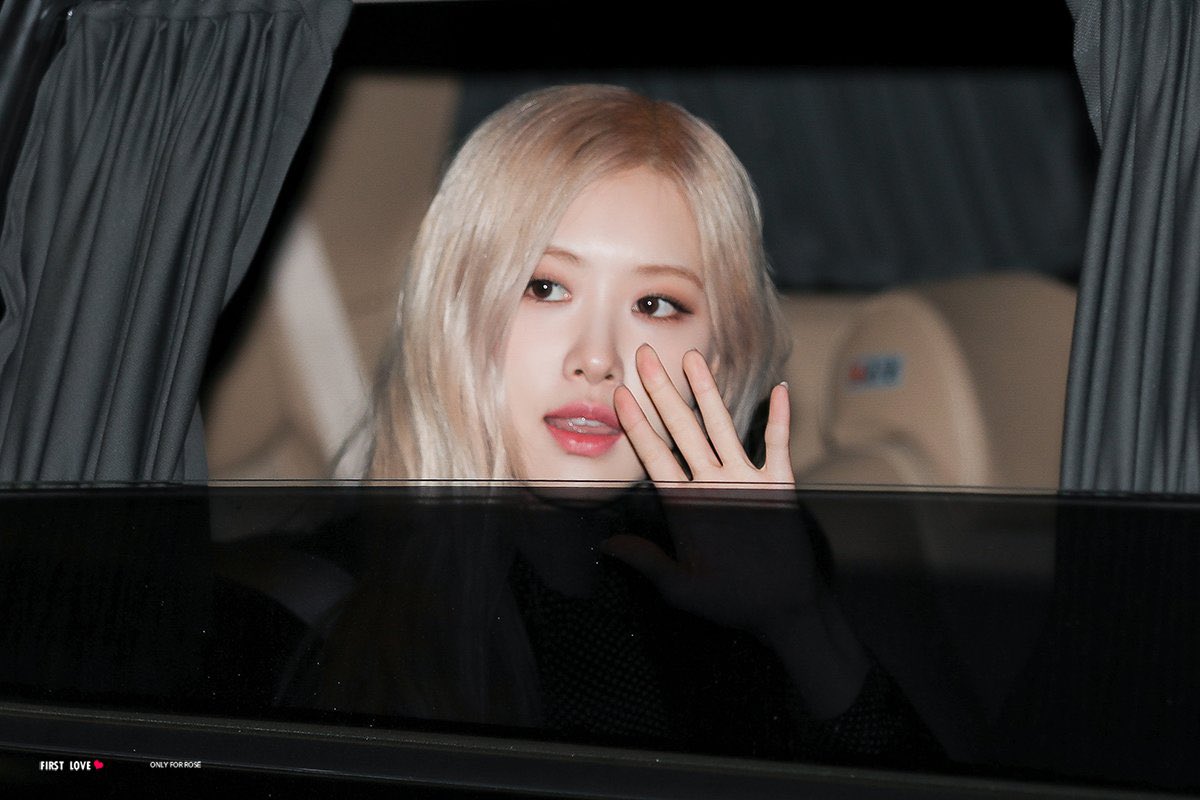 rosefancam's tweet photo. anyone:
rosé: 👋 https://t.co/KeRYzKdLBI