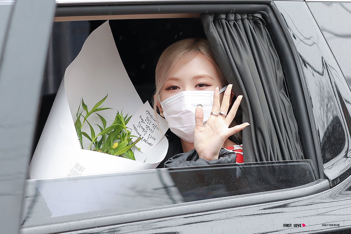 rosefancam's tweet photo. anyone:
rosé: 👋 https://t.co/KeRYzKdLBI