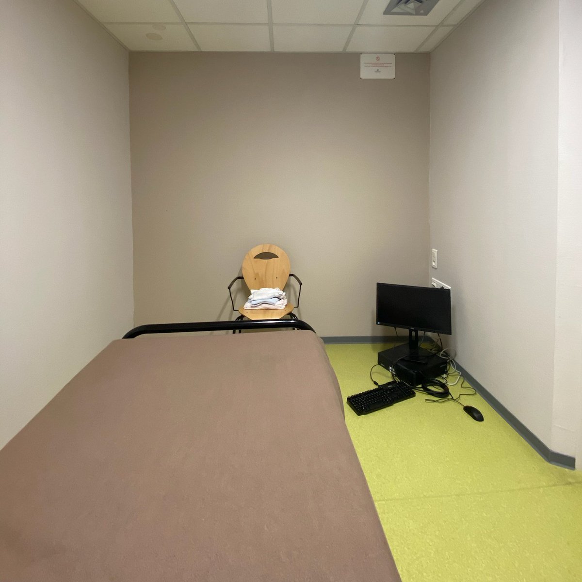 docteur_TJ's tweet image. Les collègues en neuroradio ont demandé à avoir un PC en chambre de garde pour pouvoir surveiller les IRM. Bon manifestement ils auraient dû préciser explicitement qu'ils voulaient aussi un meuble pour aller avec 😭😭