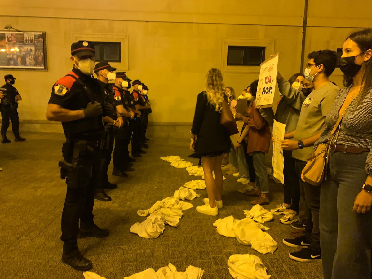 noeliapf19's tweet photo. No son delincuentes. Son el futuro de la sanidad. No nos vamos a callar más! Estáis acabando con el amor hacia nuestra profesión por vuestros juegos políticos. No nos merecéis  #TiramosLaBata #FSEunida #SanidadNoFunciona #fseenlucha #FSEconGarantias @FSEunida https://t.co/dyVmEOcdDh