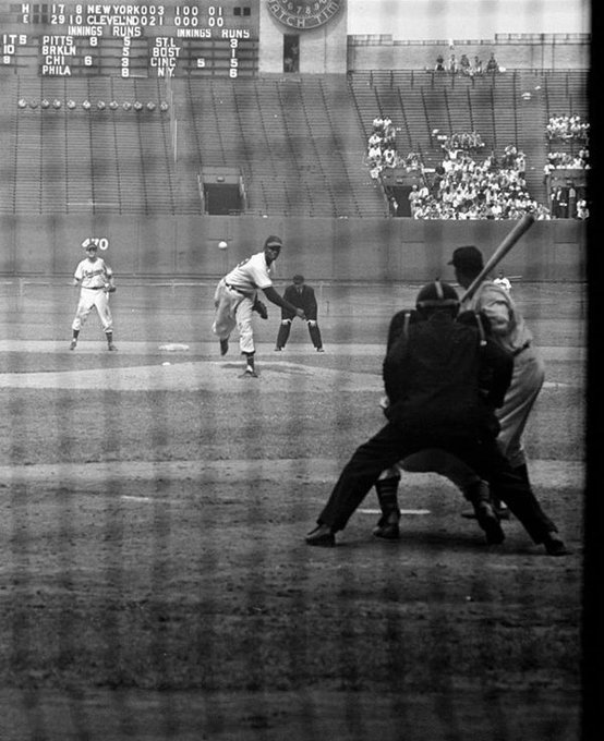 baseballinpix's tweet photo. Satchel Paige pitching against the Yankees, 1949 https://t.co/XVdglCSWy6