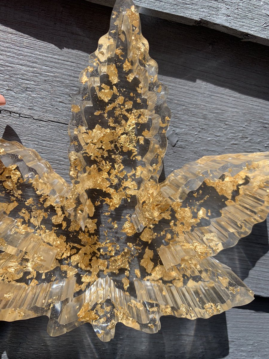 handmadebyp_'s tweet photo. Gold flake weed leaf ashtray for a lovely customer 💛 #resinart #resin #resincraft #resinartist #smokingaccessories #weedlife #weedgirls #weedsociety #weedsmokers #grinders #rollingtray #glitter #lighter #ashtray #ashtrayresin #ashtrayart #resingrinders #smallbusiness https://t.co/7z5xSutPh7