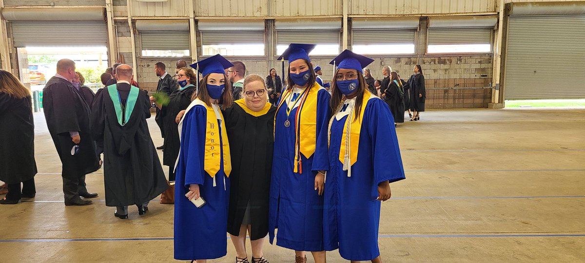 Kat_Branch's tweet photo. I have loved these young people. My AP Lit seniors chose this class, chose to participate, chose to dig deep, chose to have the hard conversations, chose to read. This was a group that made this hard school year worthwhile. I wish all were pictured. #APLit #NorthsideHS #2021 https://t.co/JFGA6kIi6a