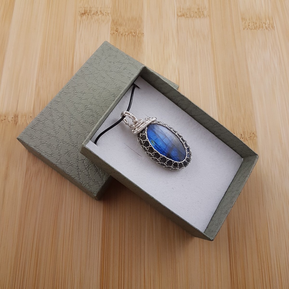 OiShinyThings's tweet image. Something for midnight - rich, glowing blue:
Smaller: etsy.com/uk/oishiny/lis…
Larger: etsy.com/uk/oishiny/lis…
#LabradoriteHappens #MagicOnTheGo