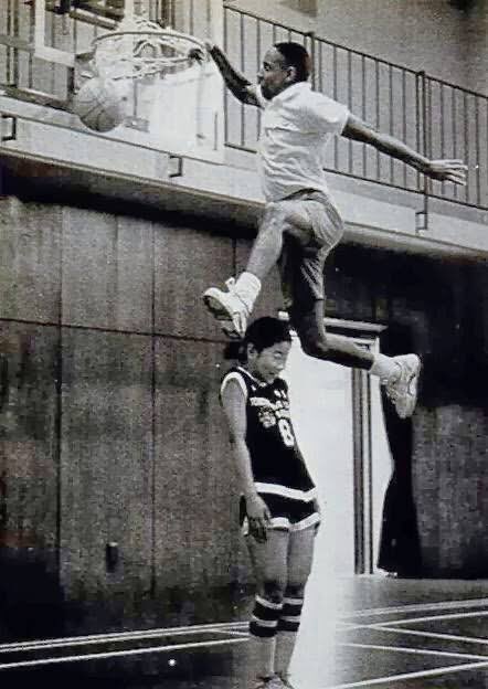 IconicPoorly's tweet image. Alright this games over, I’ll leave you tonight with Spud Webb dunking over a 12 year old. Goodnight! 

#spudwebb
