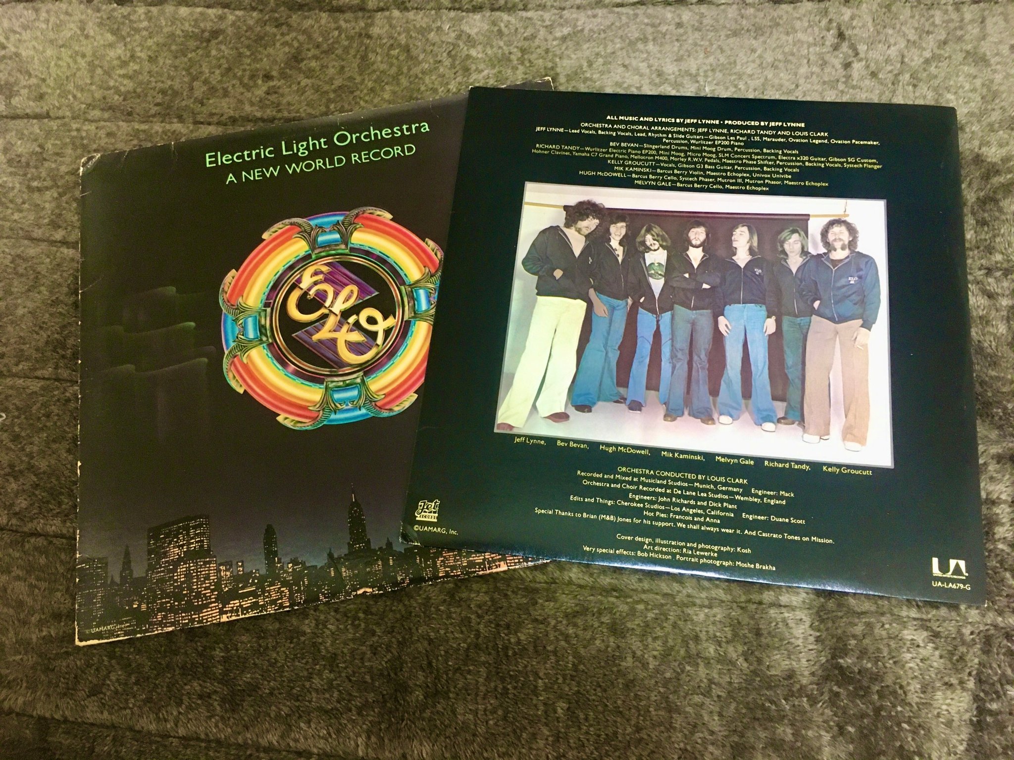 Newsroom A スクープ京都 初めての一枚ディレクター編です Elo 76年作 オーロラの救世主 邦題スケール大です そしてエラフィッツジェラルド Ella In Berlin Mack The Knife 1960年のライブ盤 名盤です 中古レコード屋さんには出会いが