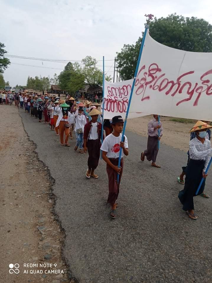 ppmmftjjk's tweet photo. Villagers in the northern part of Salingyi Township, Sagaing Division and the eastern part of Yinmarpin Township march to overthrow dictator. 

#May31Coup
#WhatsHappeningInMyanmar https://t.co/QmqeRRWTBZ