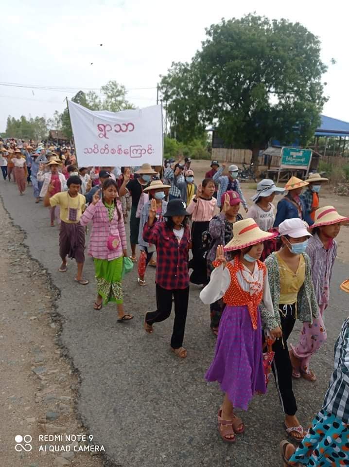 ppmmftjjk's tweet photo. Villagers in the northern part of Salingyi Township, Sagaing Division and the eastern part of Yinmarpin Township march to overthrow dictator. 

#May31Coup
#WhatsHappeningInMyanmar https://t.co/QmqeRRWTBZ