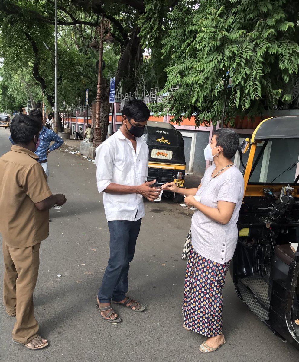 jasmeenGdugal's tweet photo. @rons1212  is spreading joy in Pune by distributing food and masks in her #HappinessDabba To know how you can be a part of her initiative Watsapp on 9359176814 or DM her here.  👏
#CoronavirusIndia #coronahelp #Pune https://t.co/wswttu4kTI