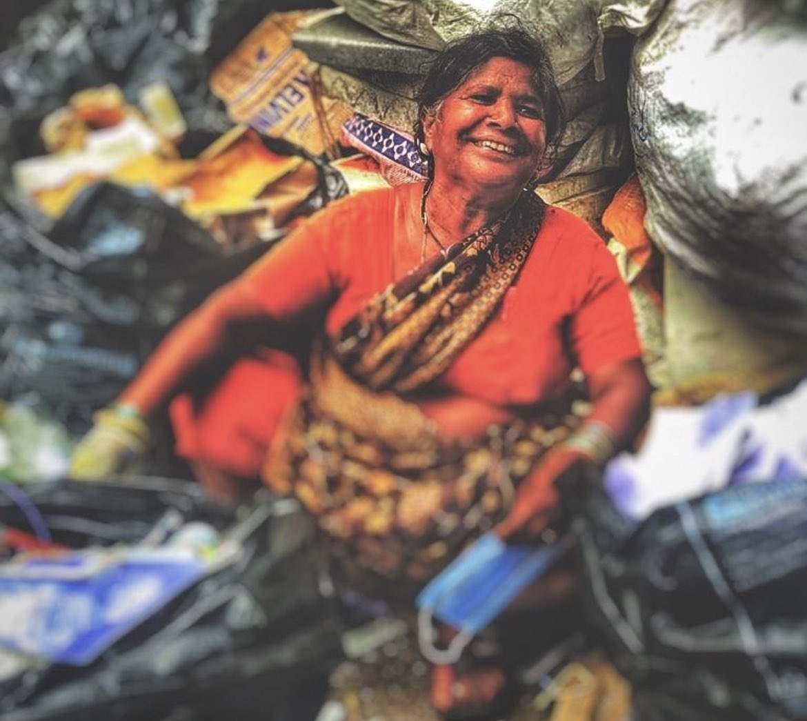 jasmeenGdugal's tweet photo. @rons1212  is spreading joy in Pune by distributing food and masks in her #HappinessDabba To know how you can be a part of her initiative Watsapp on 9359176814 or DM her here.  👏
#CoronavirusIndia #coronahelp #Pune https://t.co/wswttu4kTI