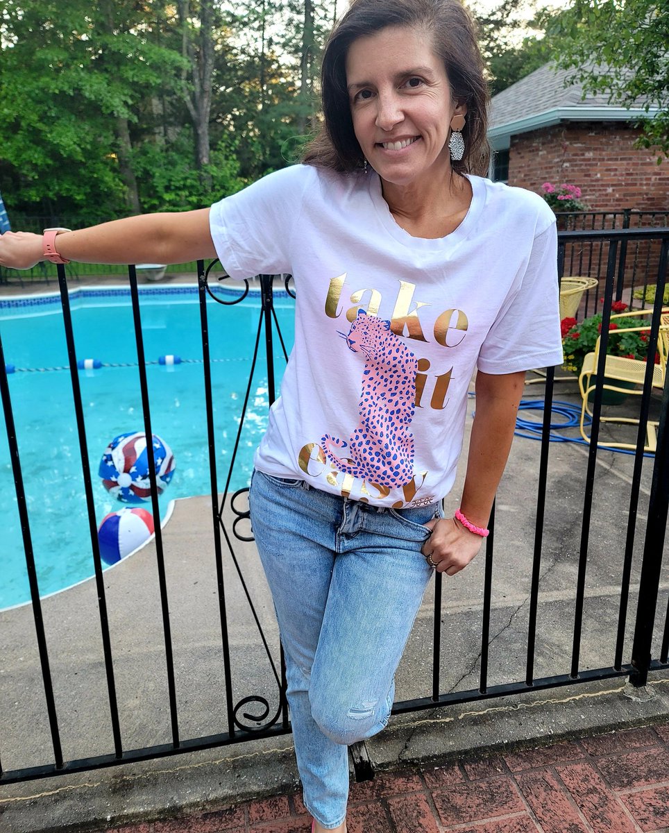CarrieTergin's tweet image. Yesterday I found this awesome pink leopard t-shirt by East and West Co. at #Studio573. Wear it for workout or going out! Earrings from @CarriesHallmark was icing on the cake! #PinkLeopard #TakeItEasy #ShopLocal #ShopLocalJCMO!