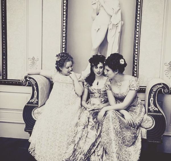 MovieMaiden's tweet photo. I don't even have IG but I go to check JQ's account once and I see this new, gorgeous #Bridgerton BTS s1 pic! 😍
#Featheringtons https://t.co/NpZ5pUVysv