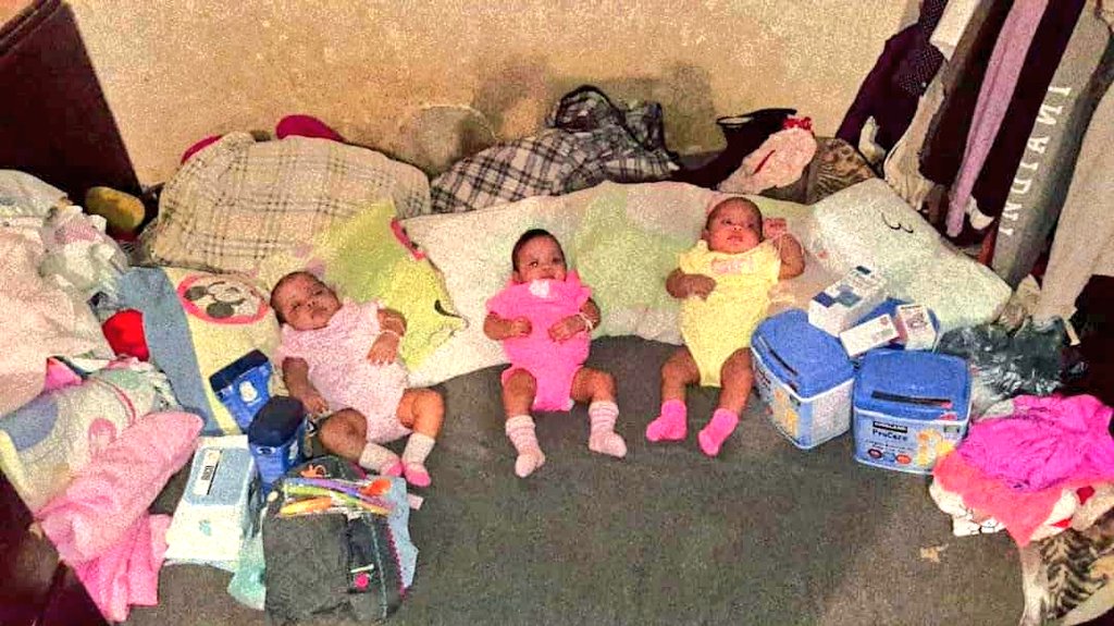 MamaLisVzla's tweet photo. ¿Se acuerdan de las trillizas para las que pedí apoyo? 
Esta semana pudimos enviarles fórmulas, cereales, ropita, pañales y toallitas. Necesitan más ropa y pañales, entre 3 urge magia 🤦🏻‍♀️🤦🏻‍♀️🤦🏻‍♀️. También necesitan 1 coche, la mamá no puede sola, necesita apoyo 🙏🏾🙏🏾 https://t.co/NZ4ltlr4Lb