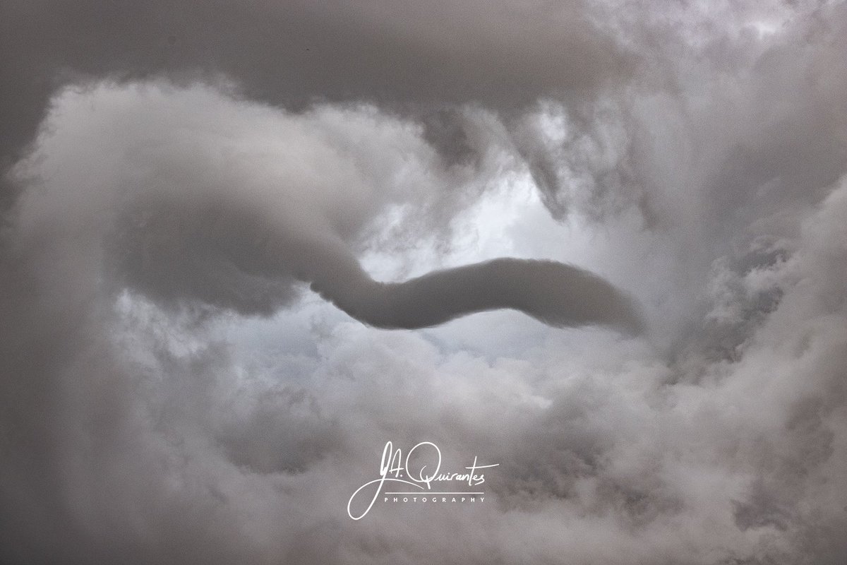 InfoMeteoTuit's tweet image. ⚠️🌪 Dos posibles #SP's ( #Súpercélulas) desde el Parque Eólico de #Maranchón ( #Guadalajara). Una de ellas con un probable #tornado que se puede apreciar aunque no llegó a tocar el suelo.Estas 📸 de @JoseAQuirantes son brutales y de #BellezaMeteo.Gran caza. #Tormentas #FMA