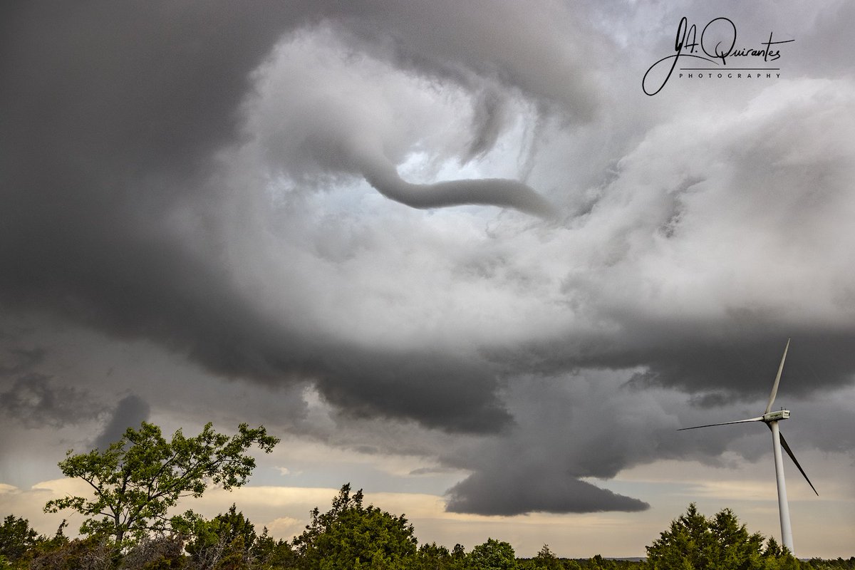 InfoMeteoTuit's tweet image. ⚠️🌪 Dos posibles #SP's ( #Súpercélulas) desde el Parque Eólico de #Maranchón ( #Guadalajara). Una de ellas con un probable #tornado que se puede apreciar aunque no llegó a tocar el suelo.Estas 📸 de @JoseAQuirantes son brutales y de #BellezaMeteo.Gran caza. #Tormentas #FMA