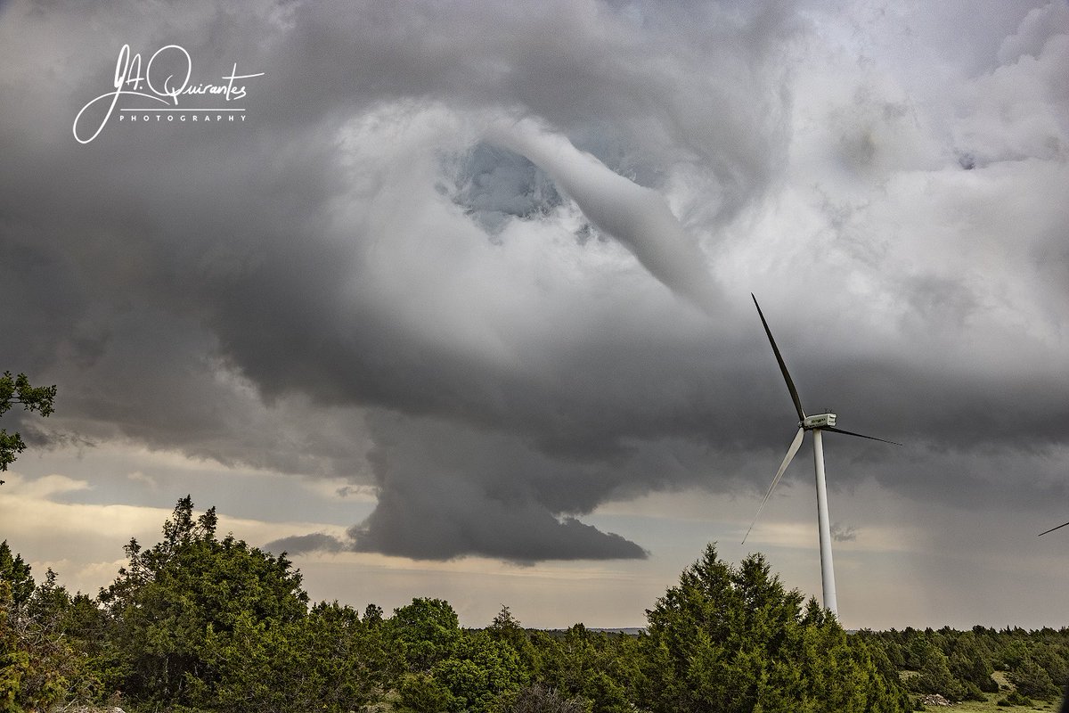 InfoMeteoTuit's tweet image. ⚠️🌪 Dos posibles #SP's ( #Súpercélulas) desde el Parque Eólico de #Maranchón ( #Guadalajara). Una de ellas con un probable #tornado que se puede apreciar aunque no llegó a tocar el suelo.Estas 📸 de @JoseAQuirantes son brutales y de #BellezaMeteo.Gran caza. #Tormentas #FMA