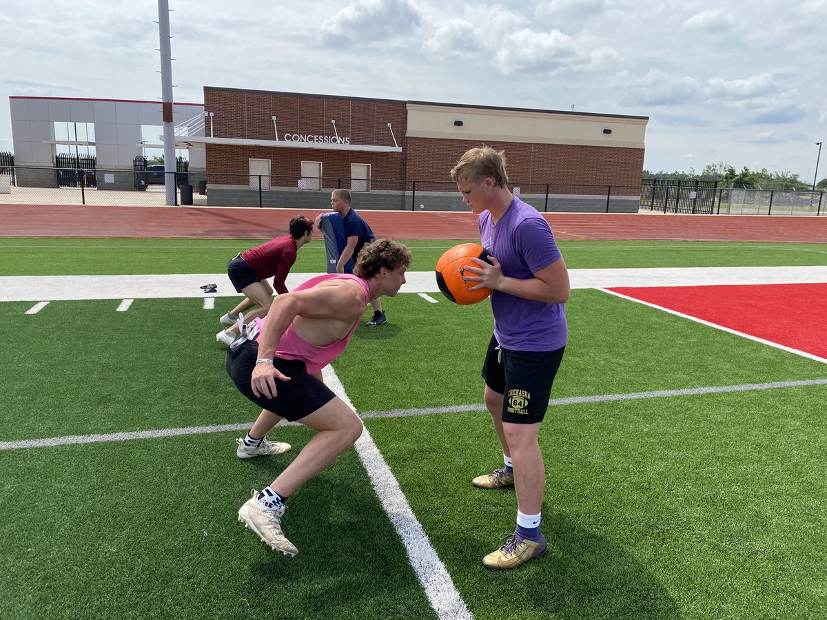 LinemanUnivers1's tweet photo. #LineU Sunday #WORK in the Trenches with Coach @NickGeorge52 

Davidson College @FordWatkins55 
@OCA_Football @pearman_troy and @calebcornell_ 
@ChickashaFB @2023_ty 
#YoungBigMan @EliDouglas42 

@txtrenches @series_legend https://t.co/dpFGGSk7Vk