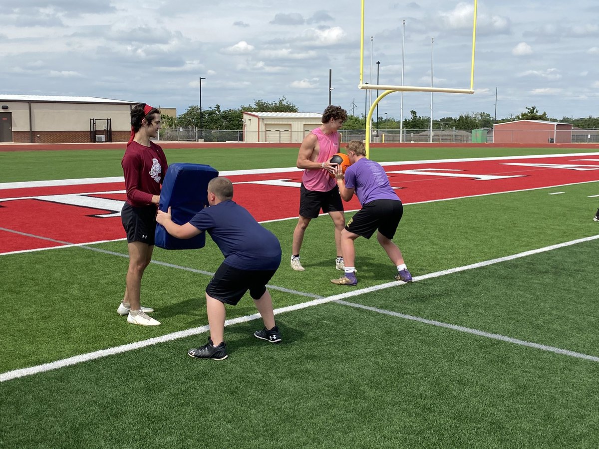 LinemanUnivers1's tweet photo. #LineU Sunday #WORK in the Trenches with Coach @NickGeorge52 

Davidson College @FordWatkins55 
@OCA_Football @pearman_troy and @calebcornell_ 
@ChickashaFB @2023_ty 
#YoungBigMan @EliDouglas42 

@txtrenches @series_legend https://t.co/dpFGGSk7Vk