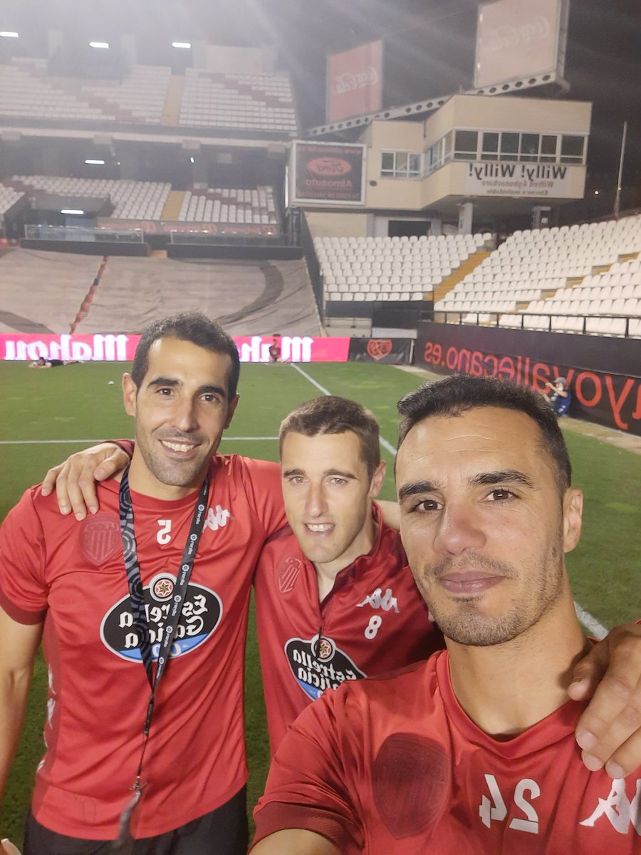 Con el objetivo cumplido voy a pedir un favor a todos. Difundid este twitt todo lo que podáis. Por qué nosotros somos el <a href="/CDeportivoLugo/">Club Deportivo Lugo 🪓</a>, pero ellos también lo son, LA ESENCIA.

NO PIDO NADA PARA MI. SOLO PIDO UN AÑO MAS. TE LO SUPLICO <a href="/CDeportivoLugo/">Club Deportivo Lugo 🪓</a>!

#RenovacionDosCapis