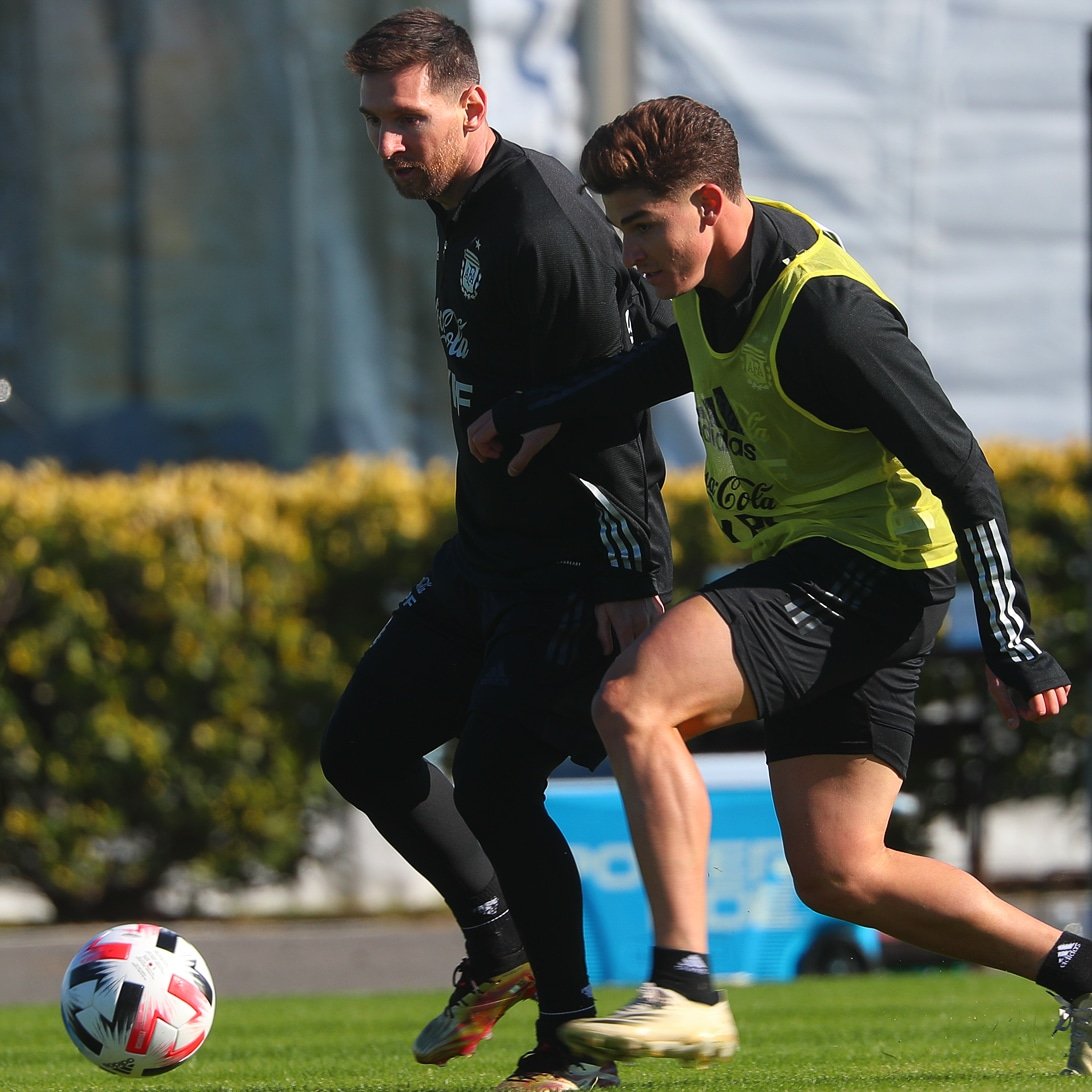 pmonumental's tweet photo. ⚠️ ENSEÑALE, JULI ⚠️
.
🤭 Lionel Messi con el mejor del mundo... https://t.co/Xr33kq6rkD
