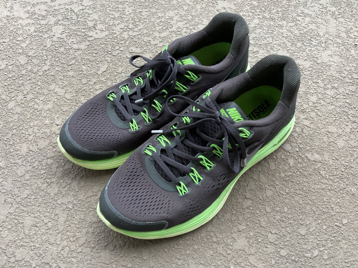 CACTIANDSNAKES's tweet photo. この素材なのでザバッと水洗い。この色の組み合わせ、好き。
#nike #lunarglide+4 #スニーカー洗い https://t.co/0BonrLwsht