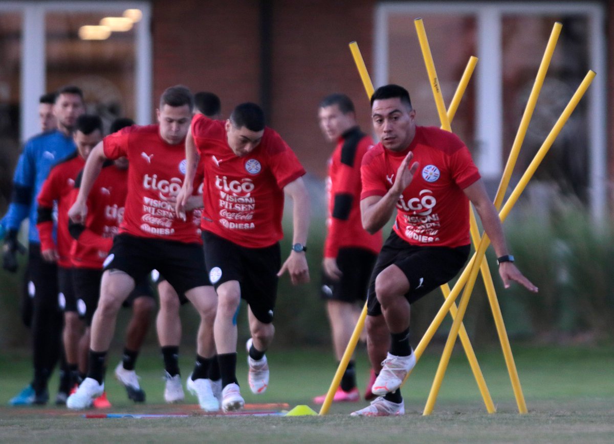 Albirroja's tweet photo. #Albirroja ⚪🔴 | El segundo turno, con fútbol táctico.

26 futbolistas trabajaron esta tarde en Ypané.

🔗 https://t.co/8erfokLwtR

#ElSueñoQueNosUne 🇵🇾 https://t.co/VYmEMbY8Ec