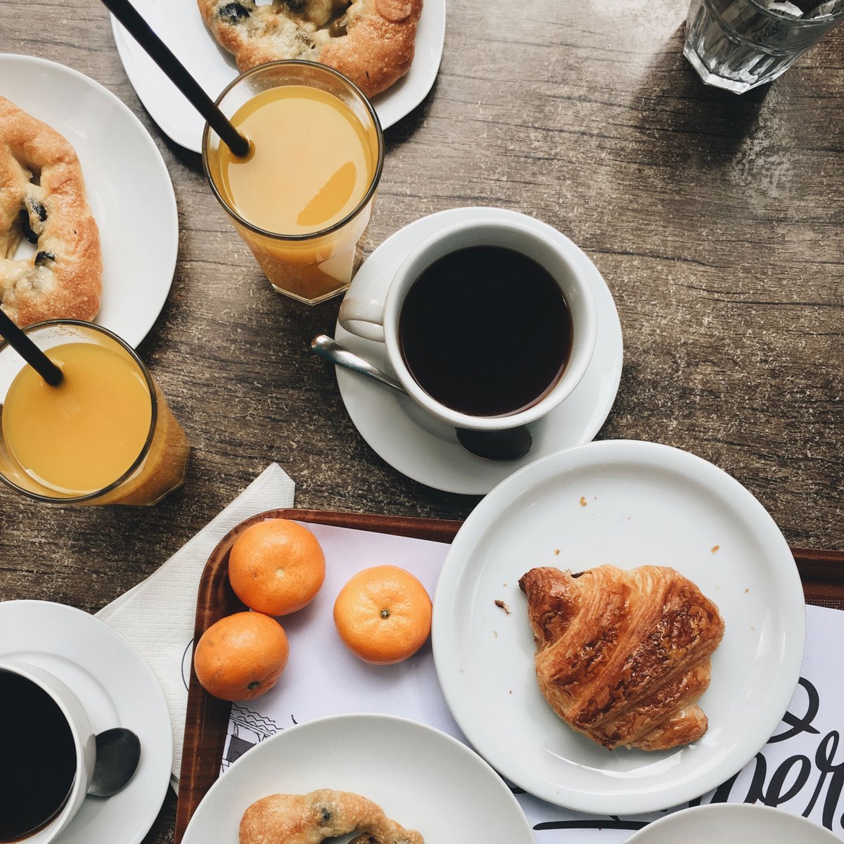 ArtsOutEast's tweet photo. Calling all creatives in East Auckland! Join us for a free Sunday brunch on 20/6/21, 10-11.30am at @TeTuhiArt 
Come and find out more about Arts Out East and meet other local makers, performers &amp; organisations in a welcoming setting. Click here to RSVP: https://t.co/24X9qvVA0W https://t.co/5HjNyEH7vT