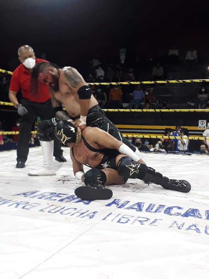 LaTijeraLucha's tweet photo. Una gran batalla donde se demuestra el poder de #LosNegociantes y la #SangreTexana, donde se batieron de principio a fin.
El público de #IWRG estuvo dividido,al final la polémica llega al ring cuando #SuperNova se lleva en un tope al referí #Rafis y a #DemonioInfernal...👇 https://t.co/lW0FpzSSTl