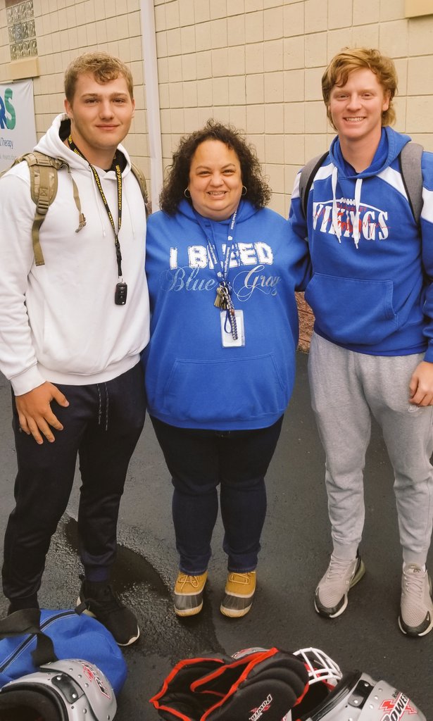 I got to meet 2 Williams Valley football players today,  <a href="/JesseEngle6/">Jesse Engle</a> and <a href="/bryce_herb6/">Bryce Herb</a>. Very nice young men and FANTASTIC football players.

#ForTheRoom #ProudTeamMom