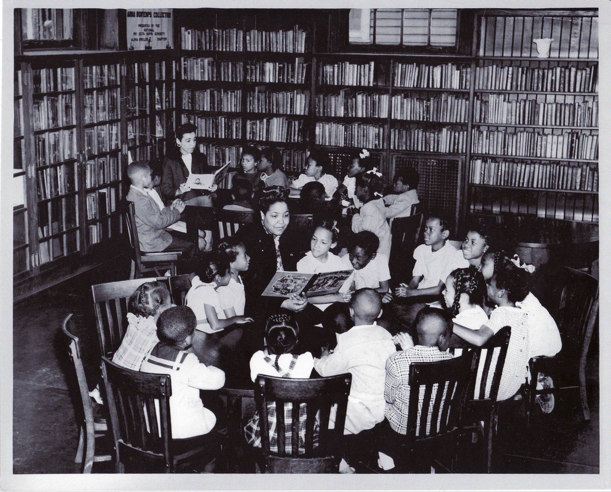 iota1929Delta's tweet image. This photo, taken in the 1930s, showcases Sorors of #DeltaChapter volunteering at the "Reading Aloud" Project at the Auburn Avenue Branch of the Carnegie Library. Opened in 1921, it was the first public branch for the Black citizens of ATL. @iotaphilambda #FoundersDayIsComing