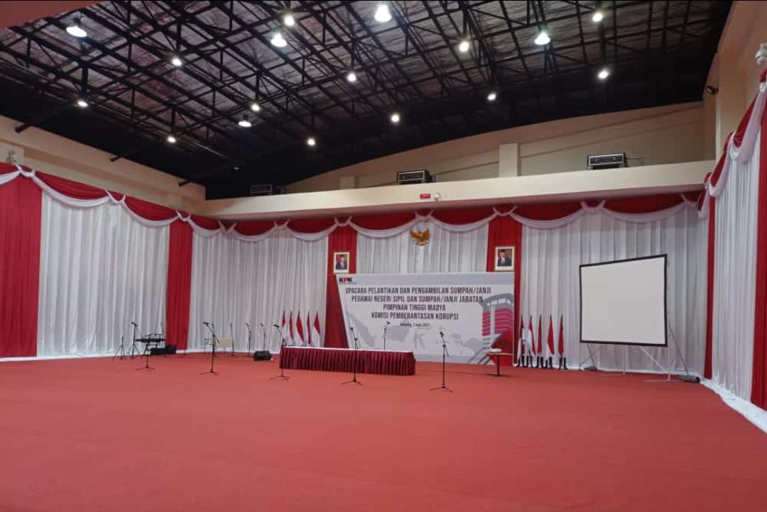 Besok...1 Juni 2021
Kami tak berdiri di karpet itu lagi

Di gedung merah putih 
Gedung yang dibangun 
Penuh perjuangan 
keringat dan 
airmata
Dari kumpulan receh koin, dari si miskin pun ada.

merah itu akan pudar
putih itu pun kusam
Garudaku berlinang 
75 anak bangsa
Adalah Asa